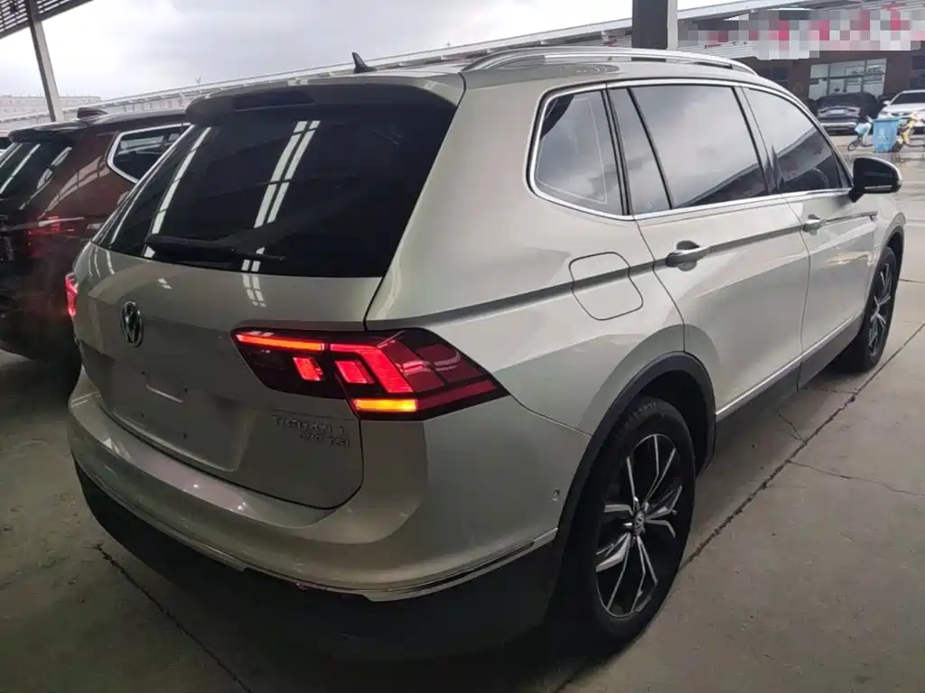 Volkswagen Tiguan L — фото 6