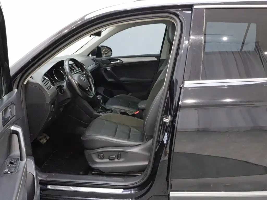 Volkswagen Tiguan L — фото 11