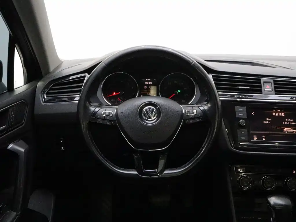 Volkswagen Tiguan L — фото 16