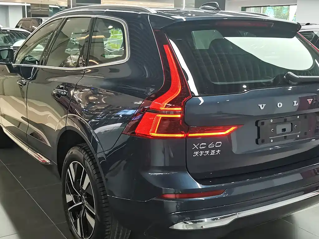 Volvo XC60 — фото 6
