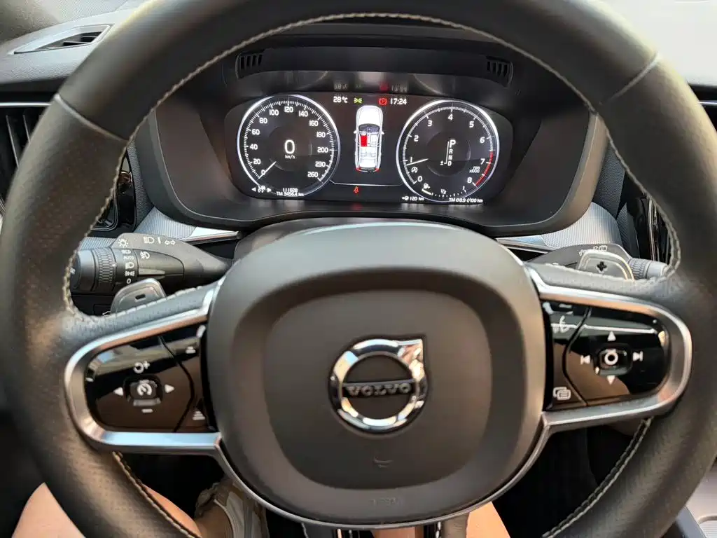 Volvo XC60 — фото 10