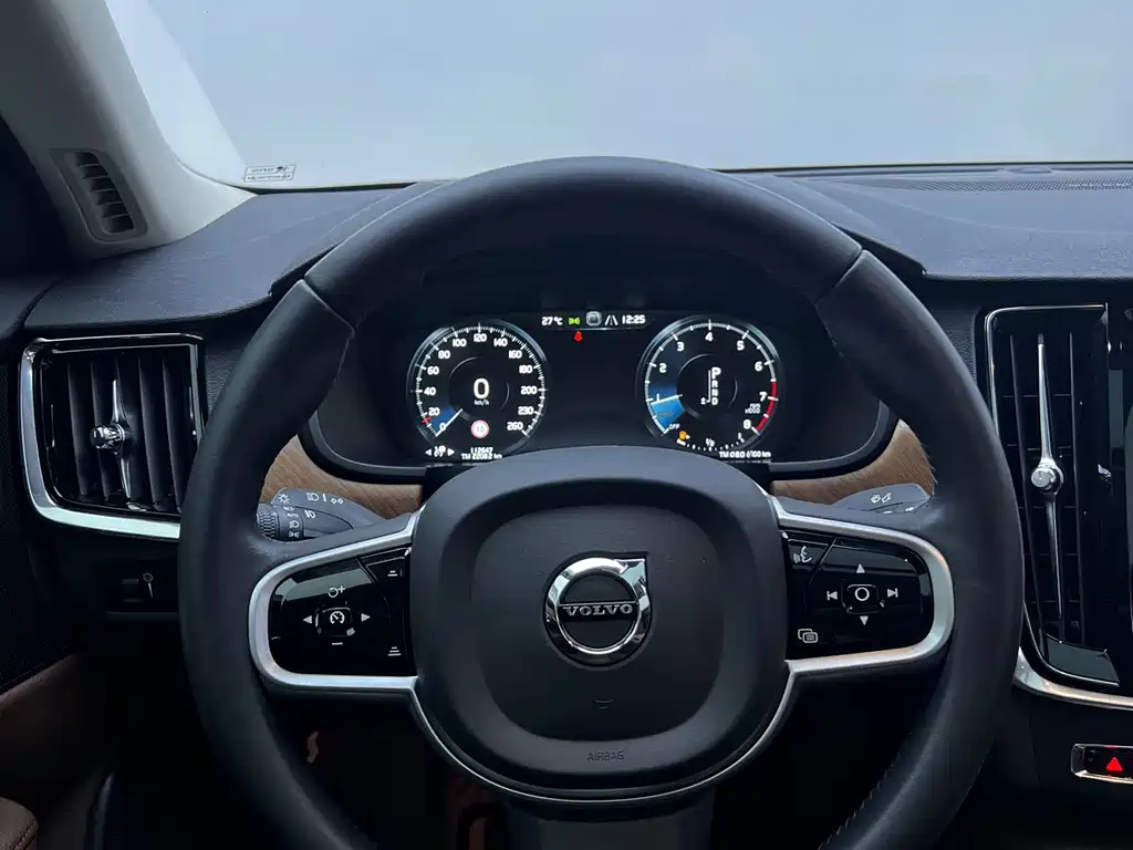 Volvo S90 — фото 25