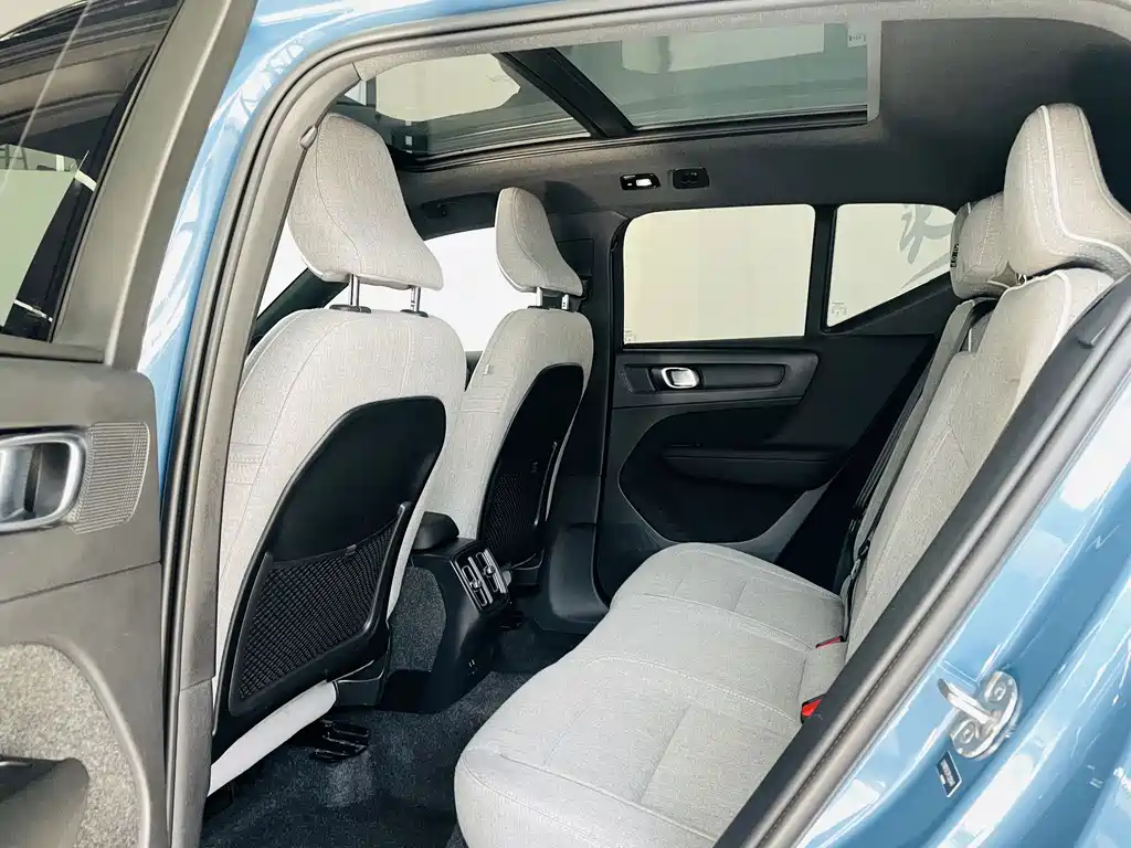 Volvo XC40 NEV — фото 11