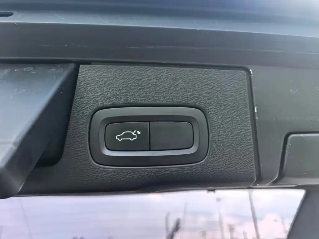 Volvo XC60 — фото 15