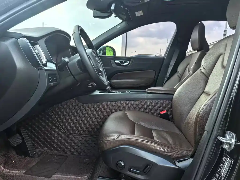Volvo XC60 — фото 7