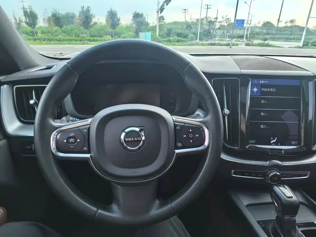 Volvo XC60 — фото 10