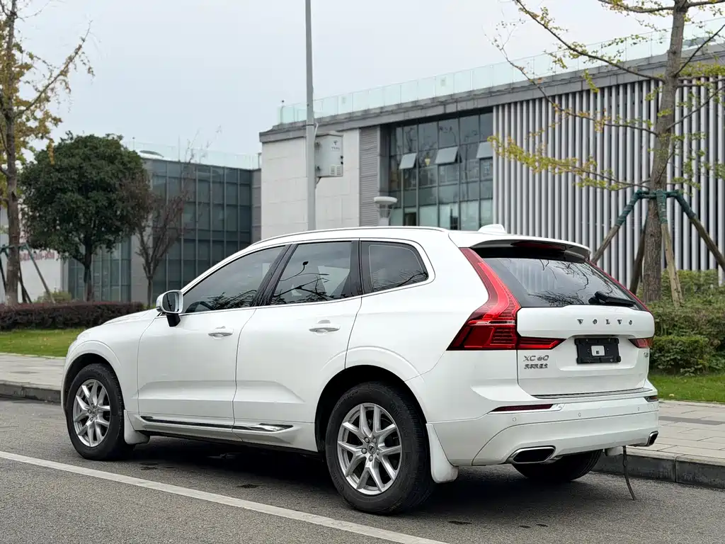 Volvo XC60 — фото 4