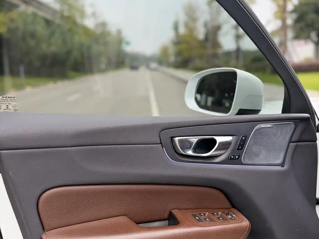 Volvo XC60 — фото 10