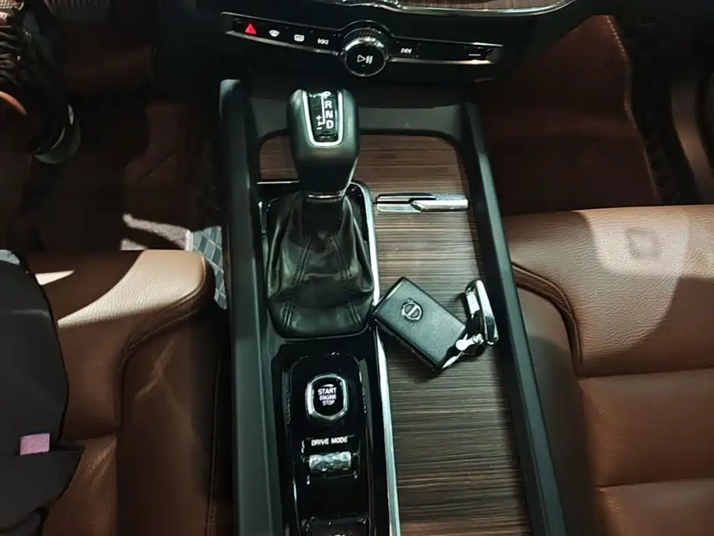 Volvo XC60 — фото 13