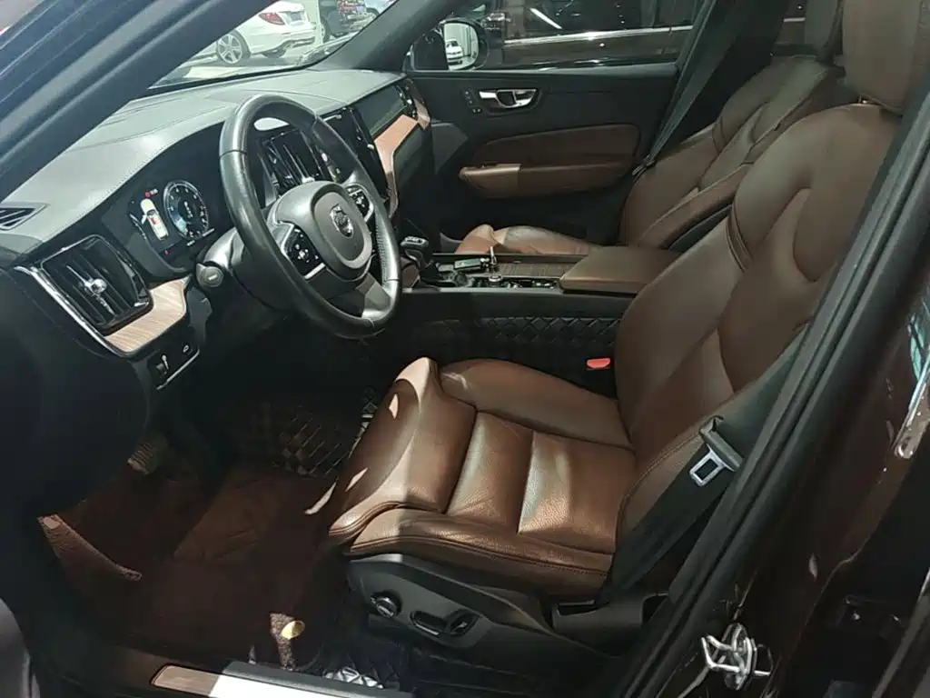 Volvo XC60 — фото 14