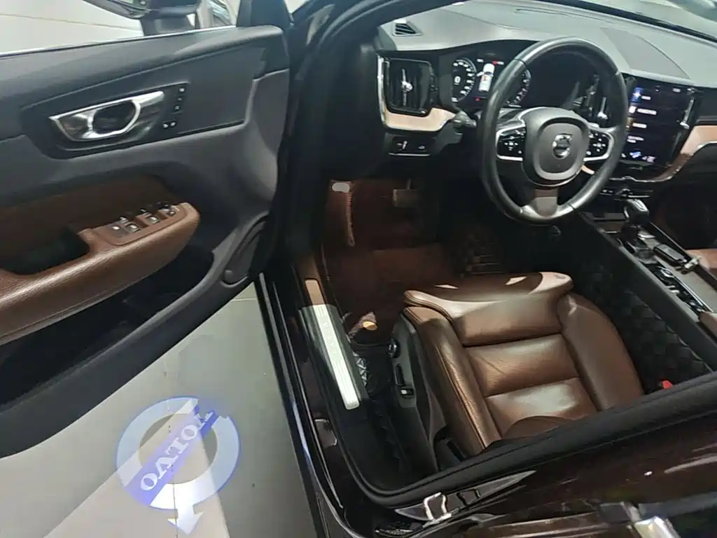 Volvo XC60 — фото 15