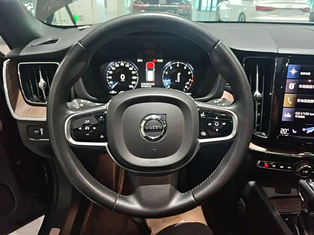 Volvo XC60 — фото 10