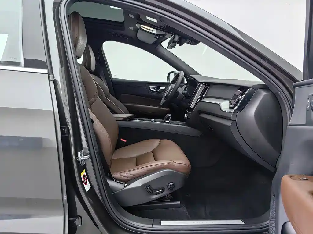 Volvo XC60 — фото 23