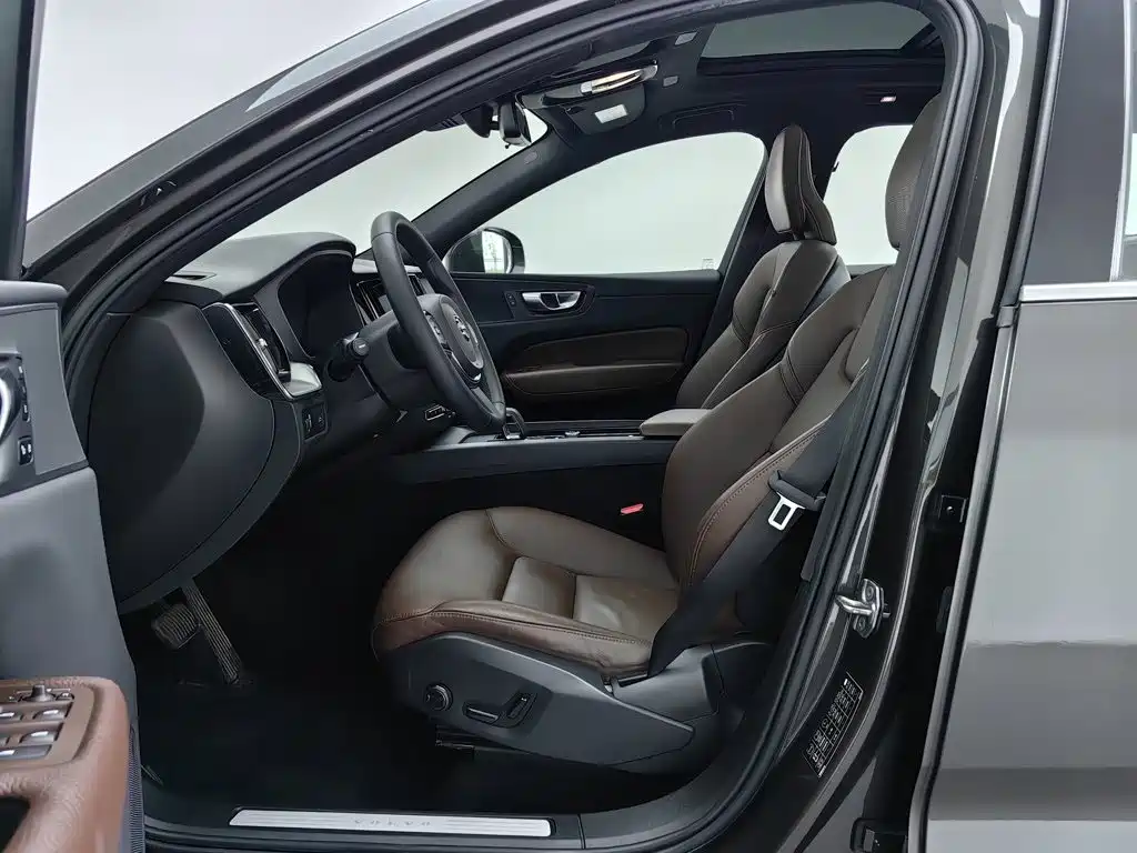 Volvo XC60 — фото 10