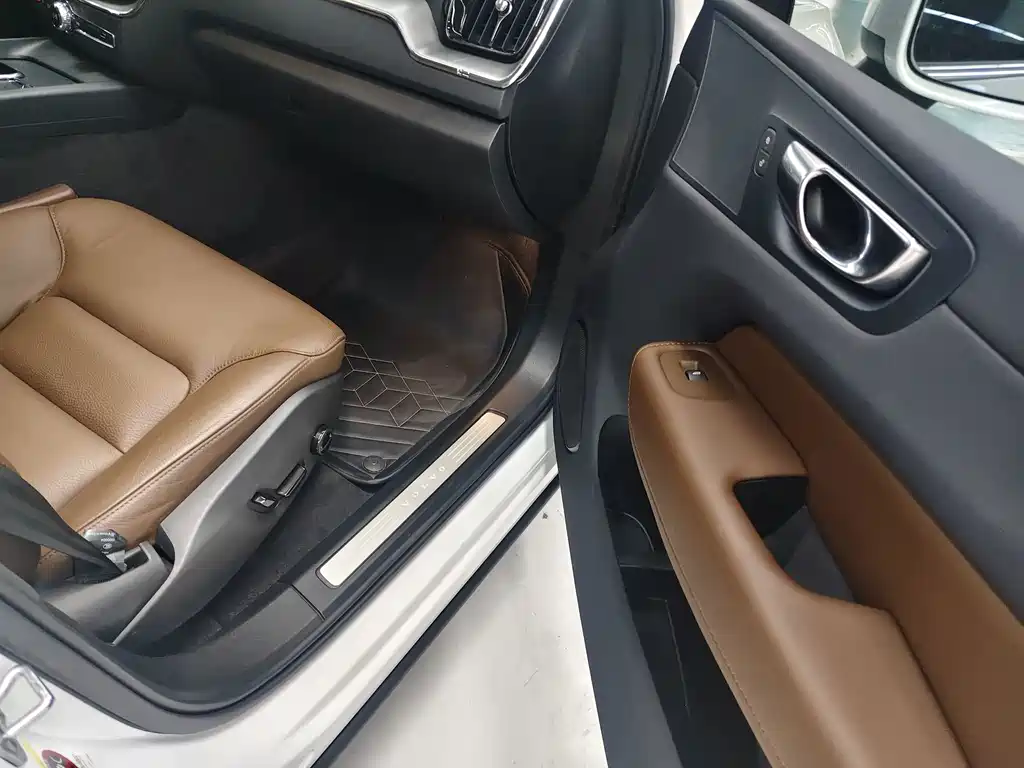 Volvo XC60 — фото 11