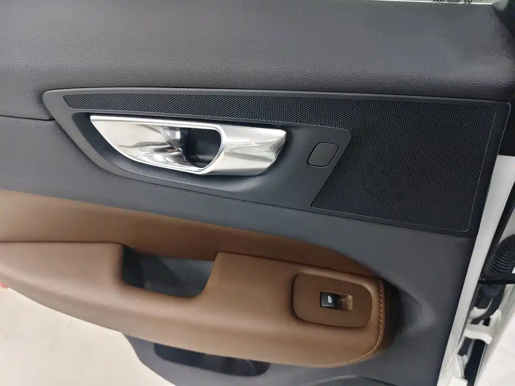 Volvo XC60 — фото 10
