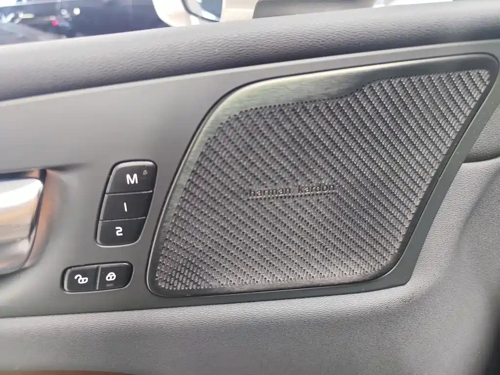 Volvo XC60 — фото 10