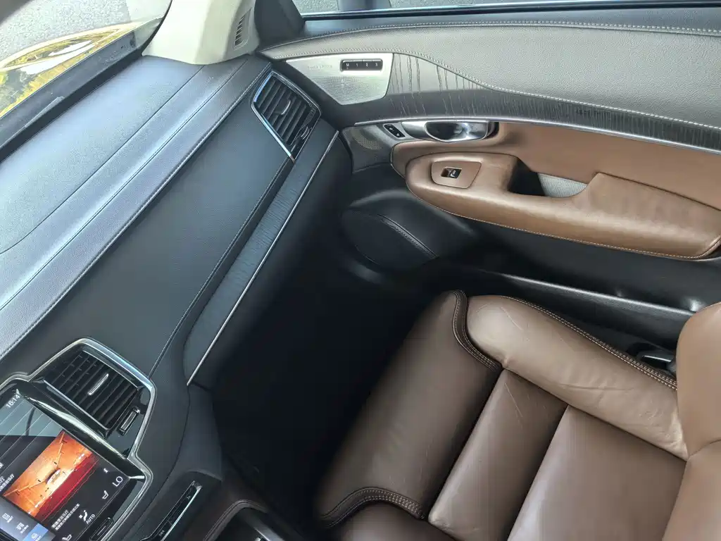 Volvo XC90 — фото 15