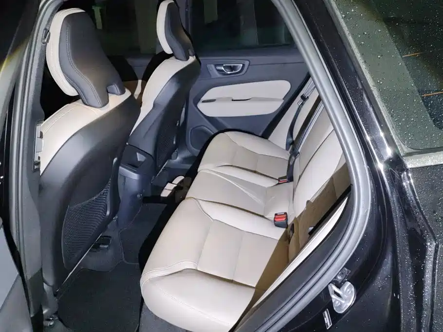 Volvo XC60 — фото 11