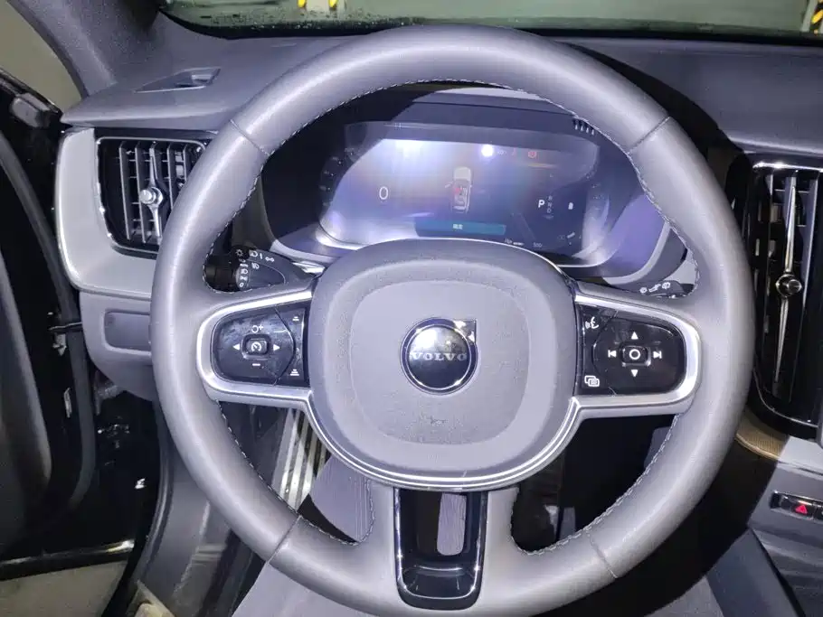 Volvo XC60 — фото 15