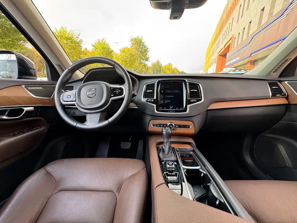 Volvo XC90 — фото 11