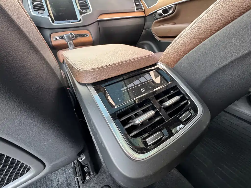 Volvo XC90 — фото 15