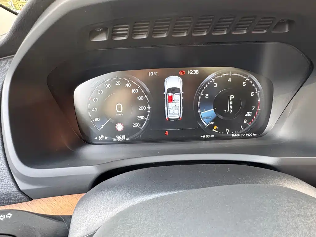 Volvo XC90 — фото 8