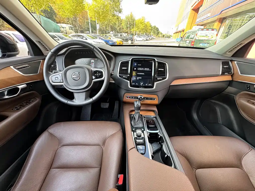 Volvo XC90 — фото 10