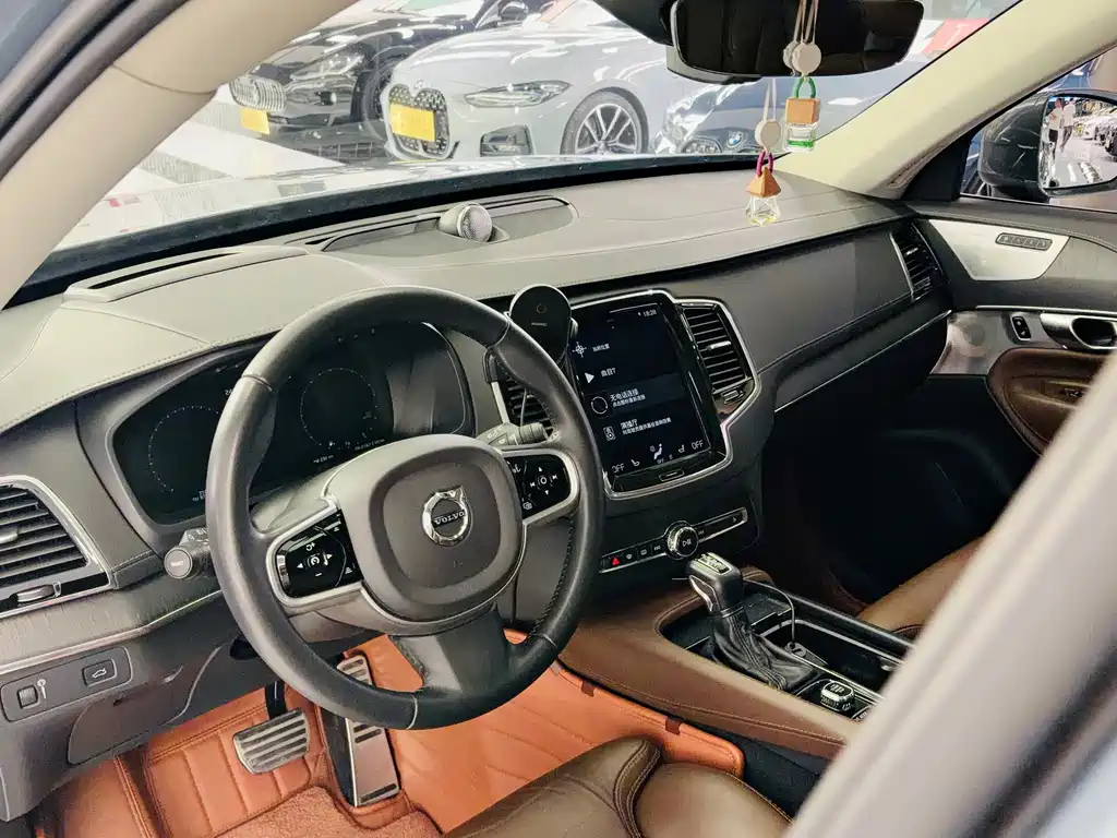Volvo XC90 — фото 11