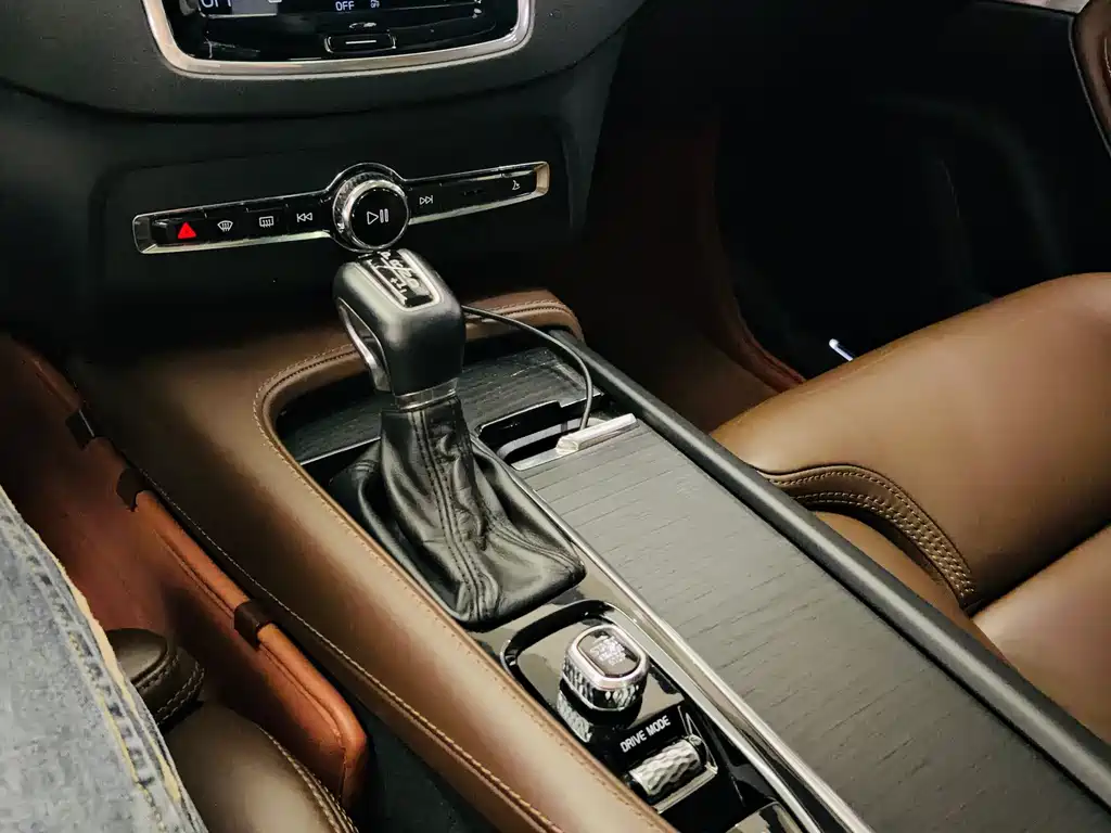 Volvo XC90 — фото 15