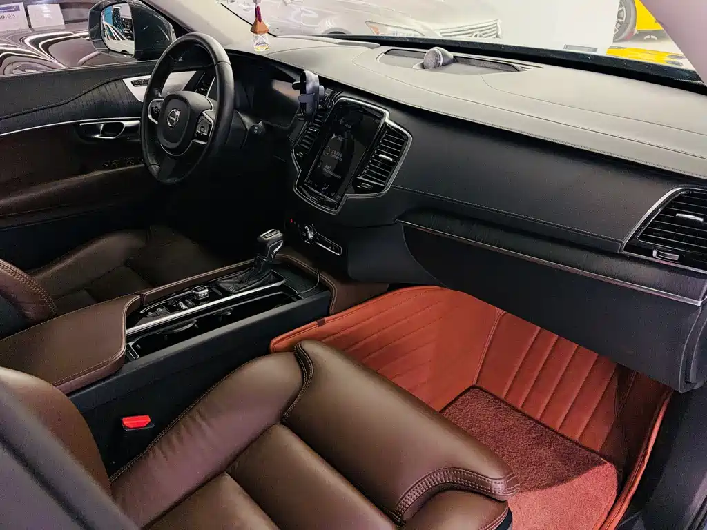 Volvo XC90 — фото 17