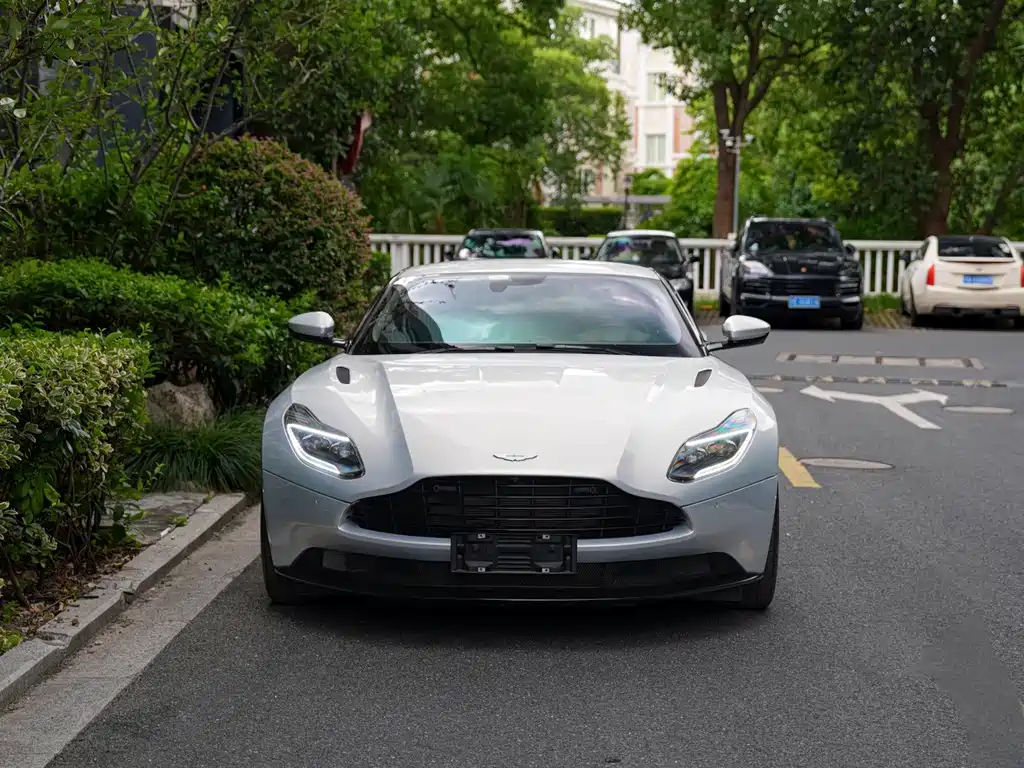 Aston Martin DB11 — фото 2