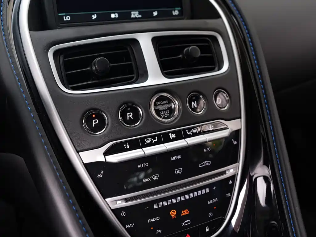 Aston Martin DB11 — фото 17