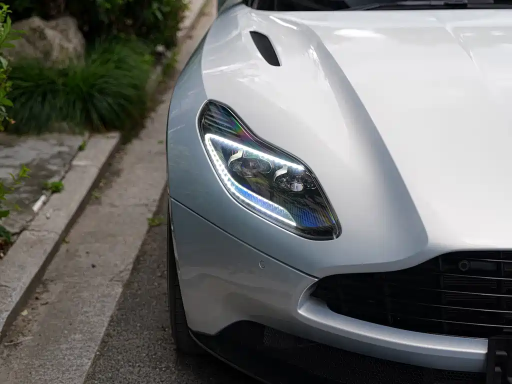 Aston Martin DB11 — фото 6
