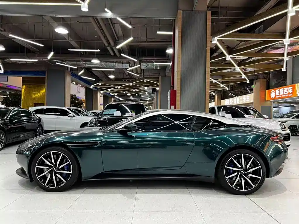 Aston Martin DB11 — фото 13