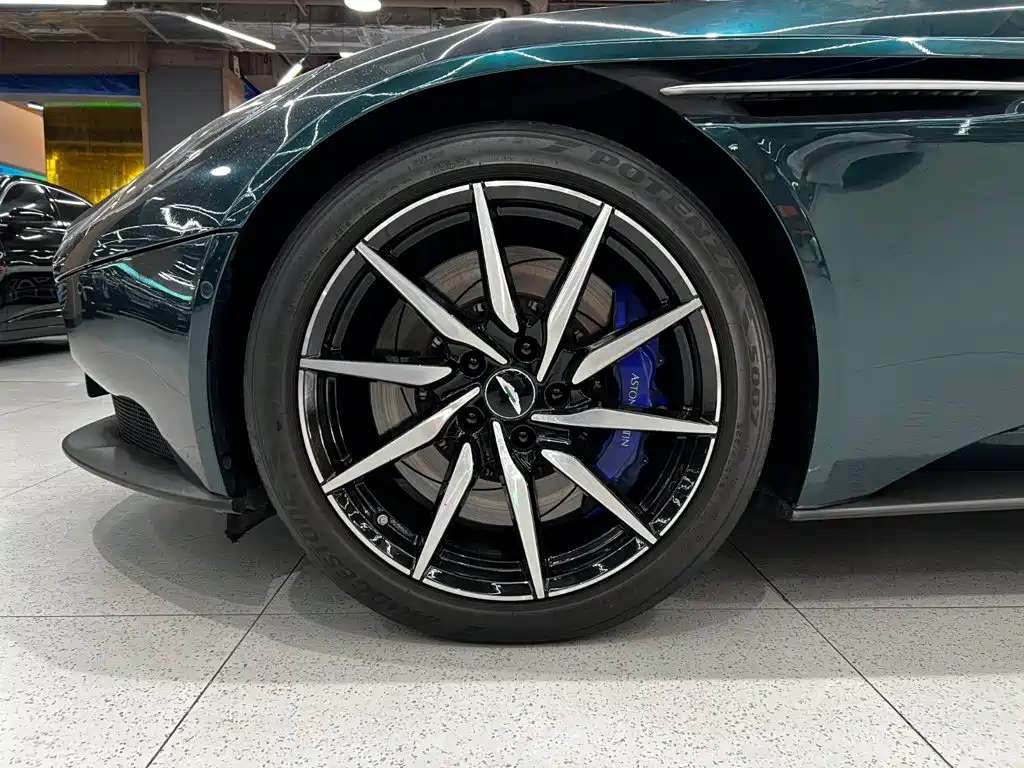 Aston Martin DB11 — фото 14