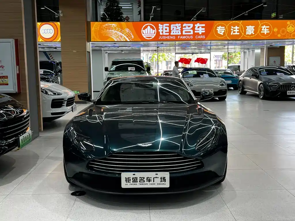Aston Martin DB11 — фото 15