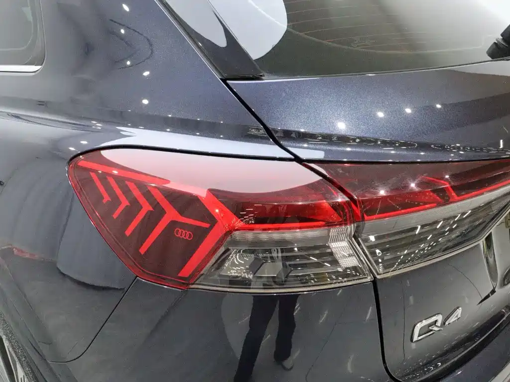 Audi Q4 e-tron — фото 18