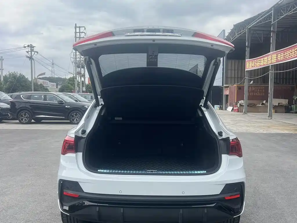 Audi Q3 Sportback — фото 31