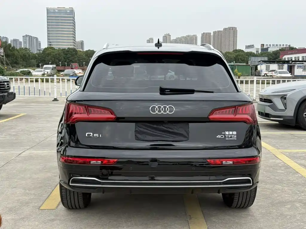 Audi Q5L — фото 9