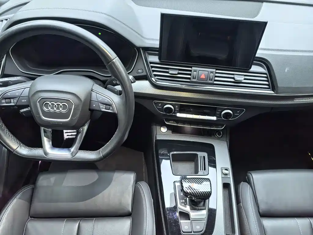 Audi Q5L — фото 10