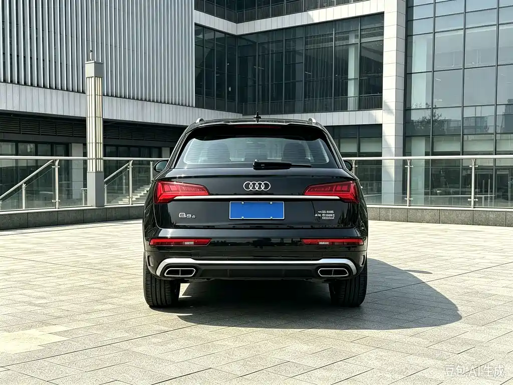 Audi Q5L — фото 10