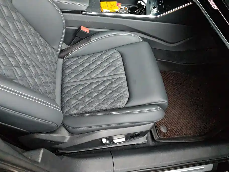 Audi A6L — фото 8