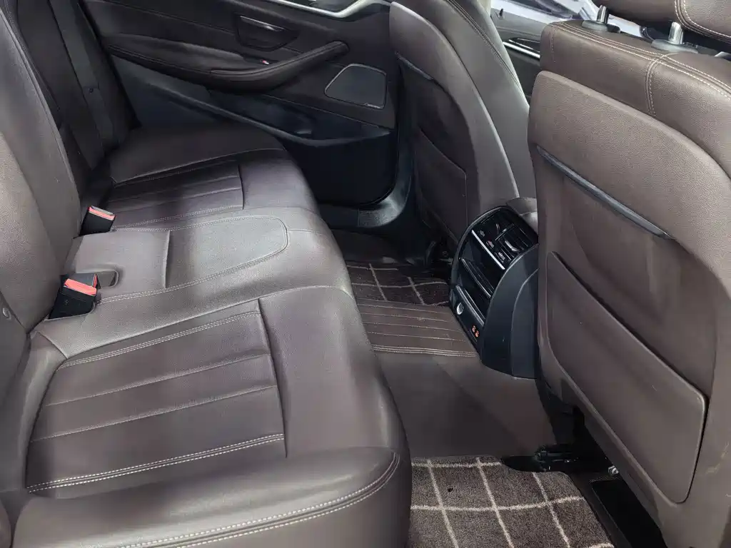 BMW 5 Series — фото 10