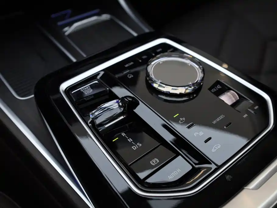 BMW 7 Series — фото 29