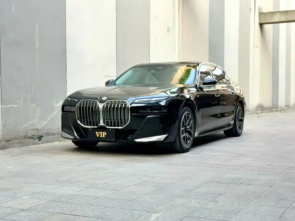 BMW 7 Series — фото 1