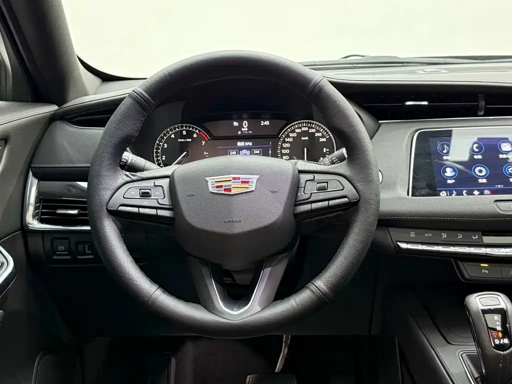 Cadillac XT4 — фото 14