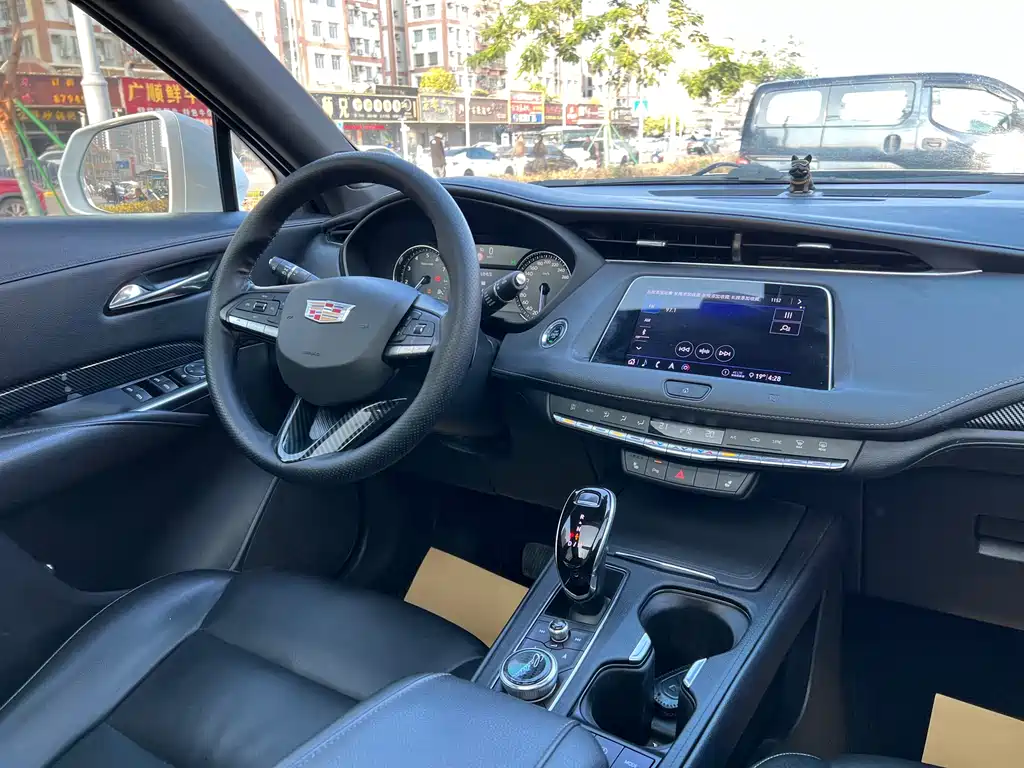 Cadillac XT4 — фото 18