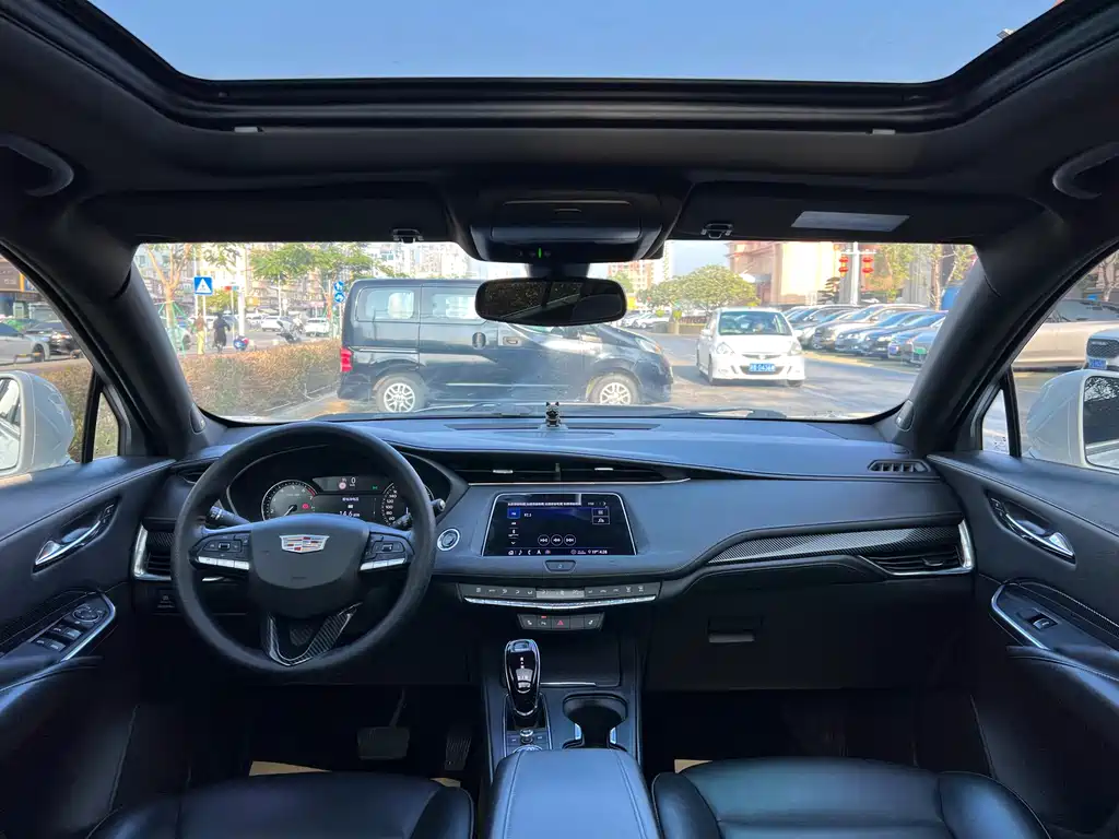 Cadillac XT4 — фото 19