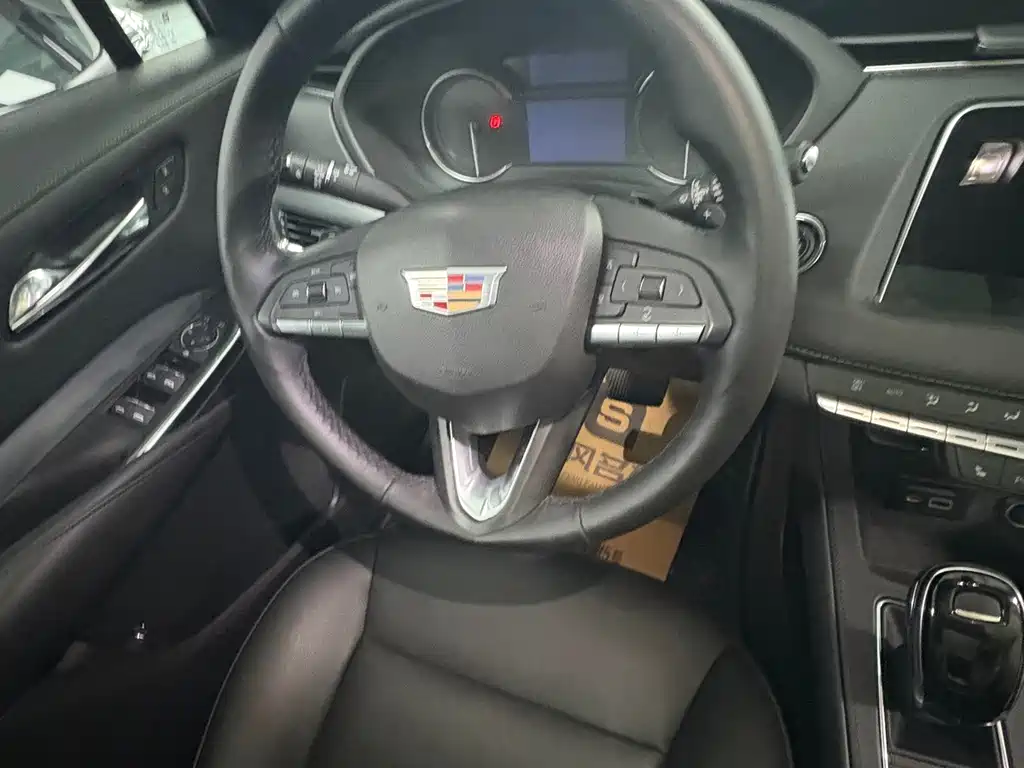 Cadillac XT4 — фото 9